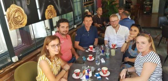 工作世界科索沃的参与者(左三)和他的同事出去喝咖啡
